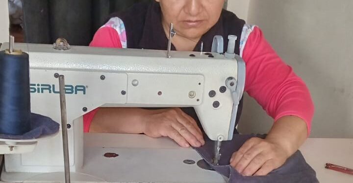 CARMEN ANGAMARCA ABRIÓ EL SERVICIO DE COSTURA