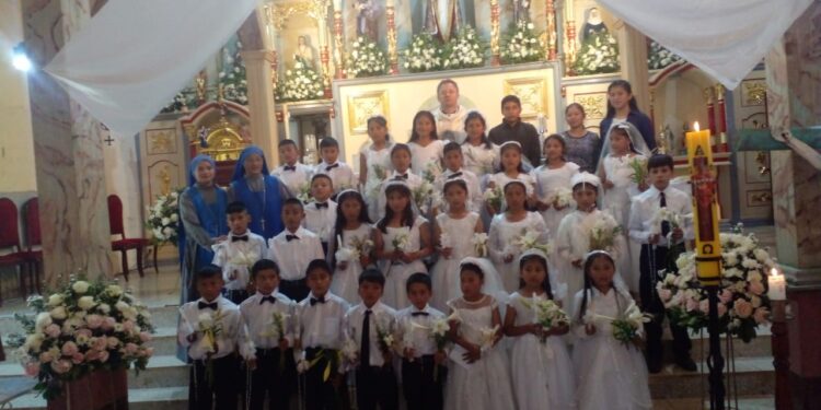 SE CUMPLIÓ CEREMONIA DE PRIMERA COMUNIÓN